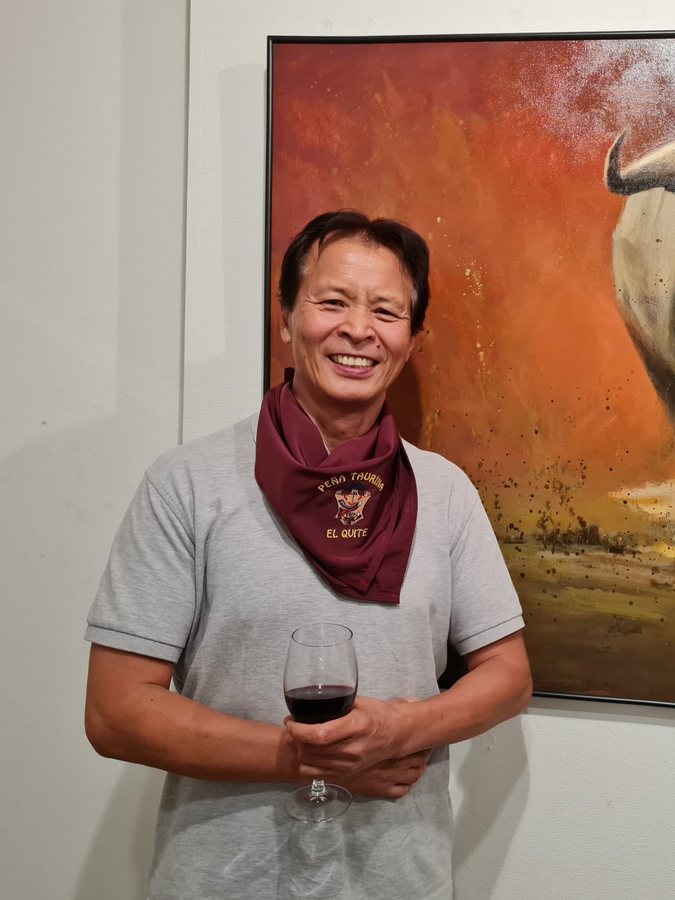 Jinzhong Rao junto a una de sus obras